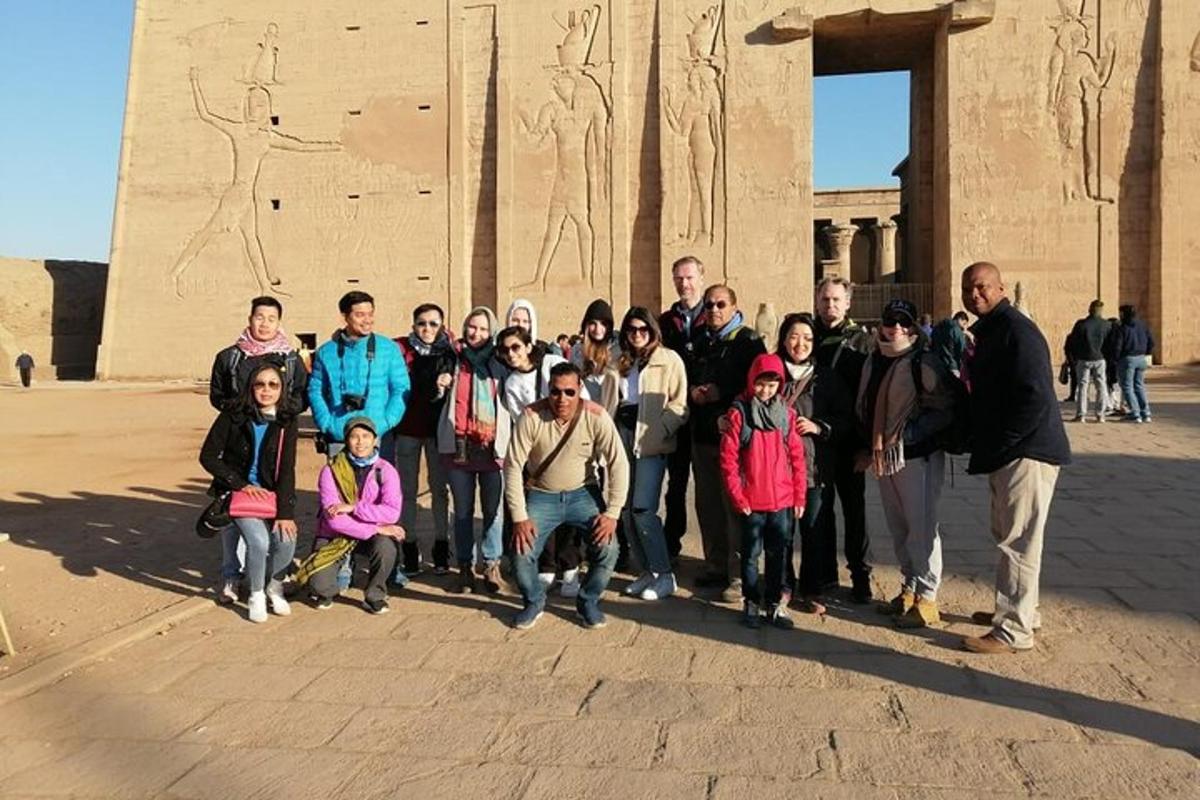 un gruppo di persone in piedi davanti a un edificio