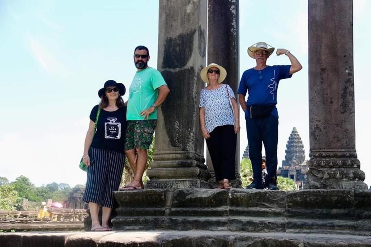 skupina ljudi koji stoje ispred stupa