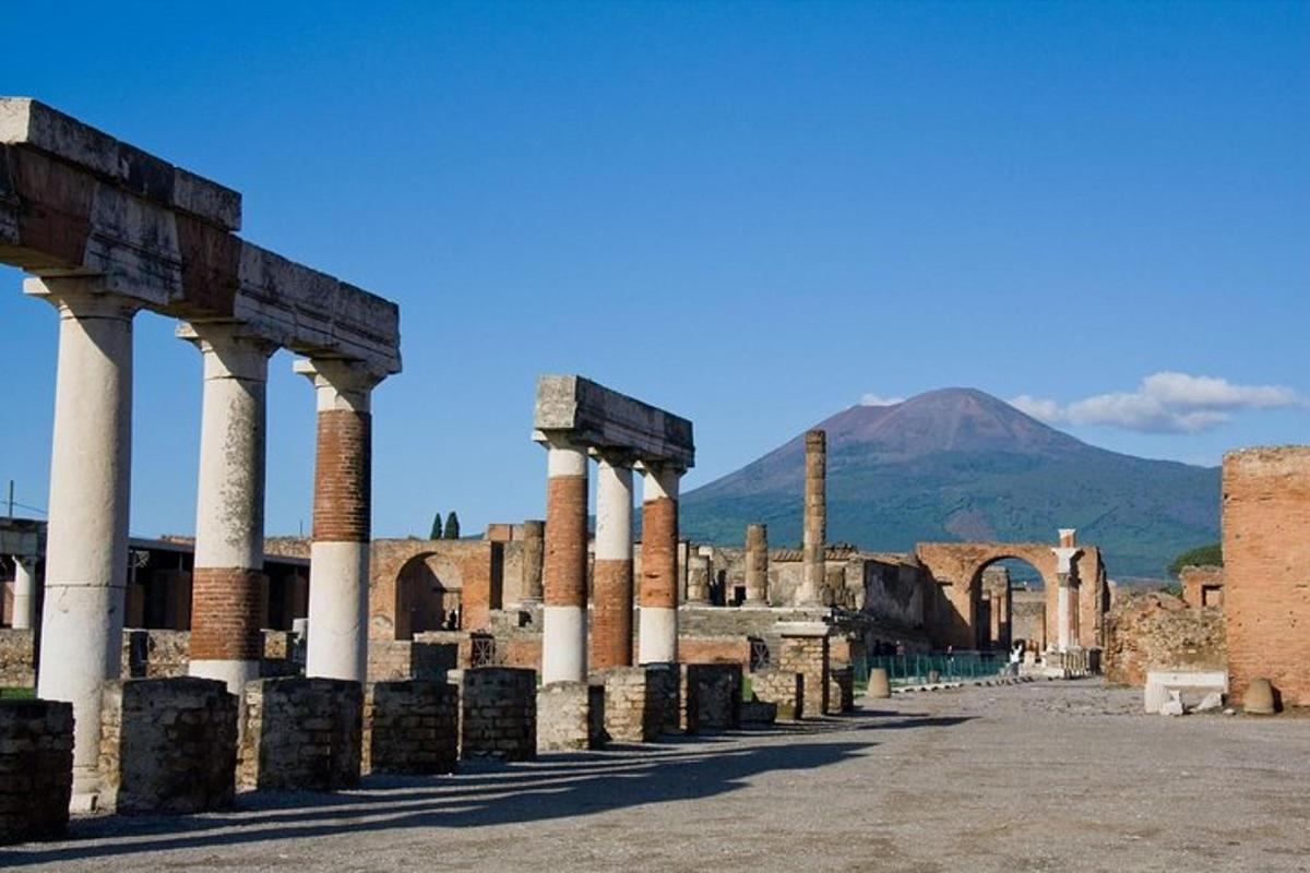 antiche rovine con una montagna sullo sfondo