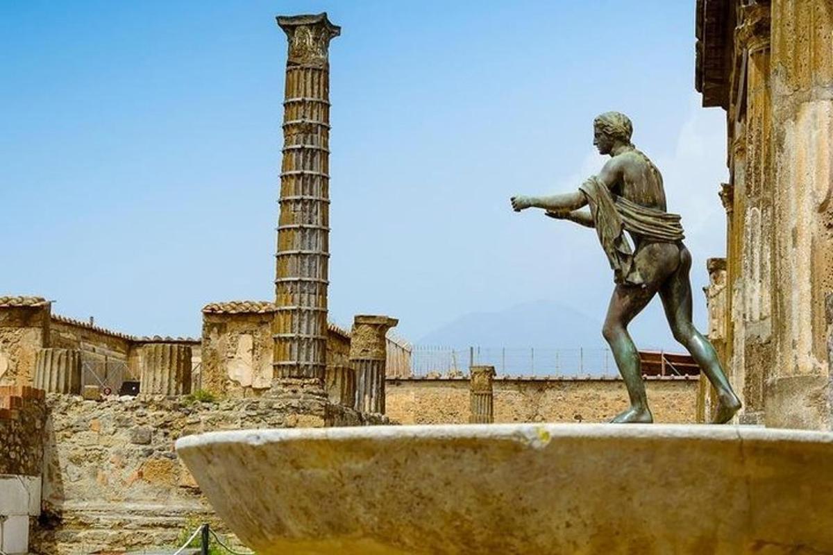 una statua di un uomo in piedi davanti a un edificio