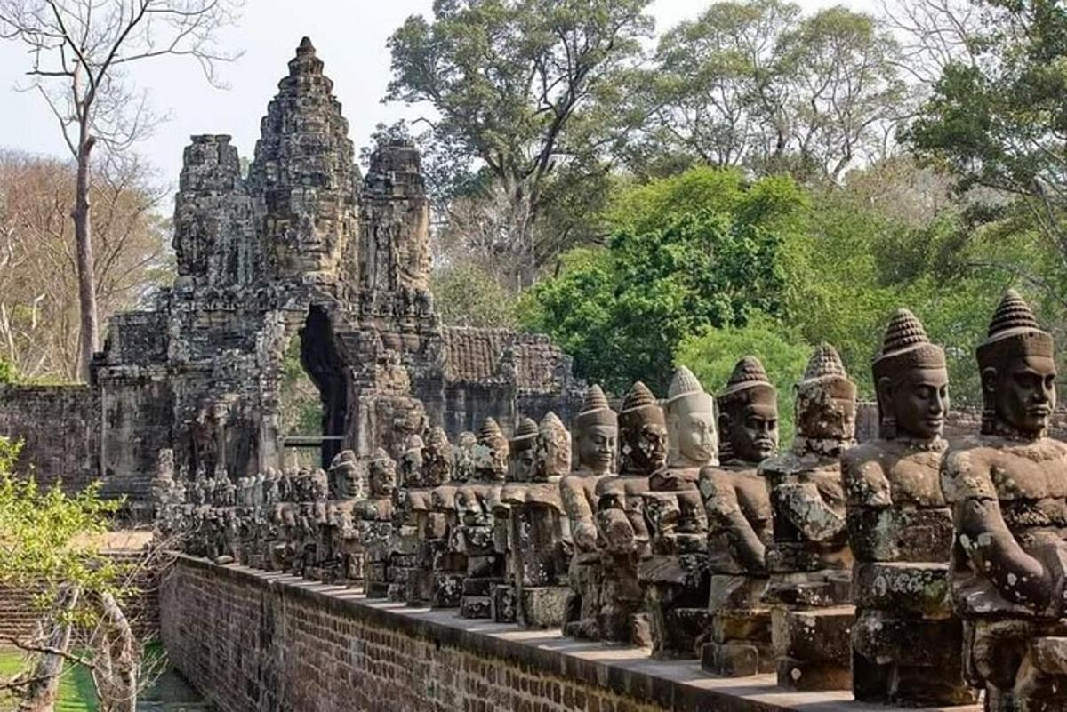 una fila di statue davanti a un edificio