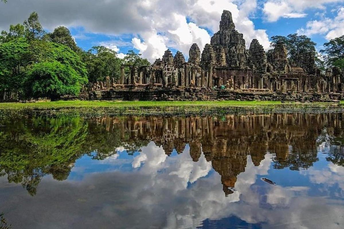 un riflesso di un tempio in uno specchio d'acqua