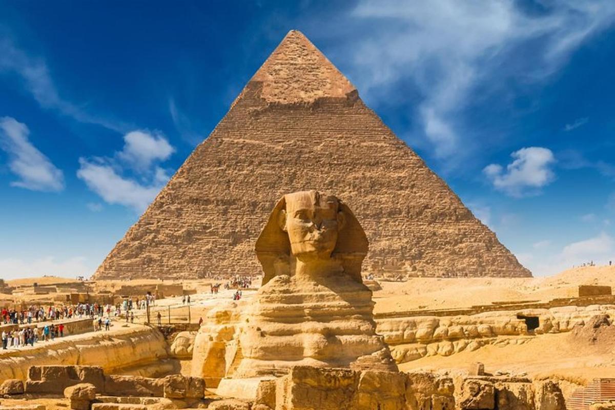 socha před pyramidou