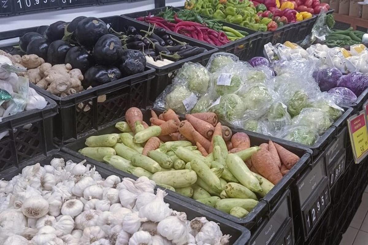 köögiviljade väljapanek toidupoes prügikastides