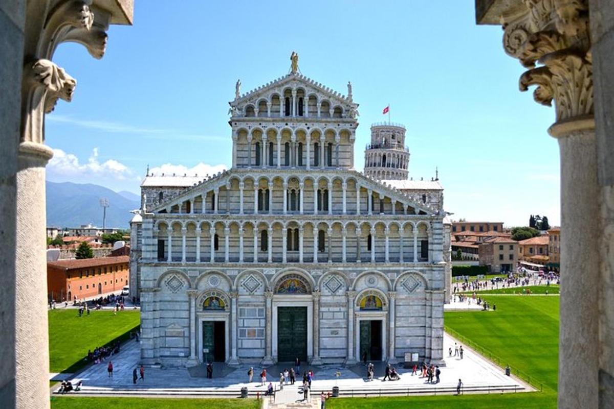 um grande edifício com uma torre no topo