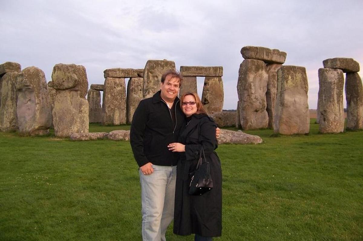 en mann og en kvinne som står foran Stonehenge