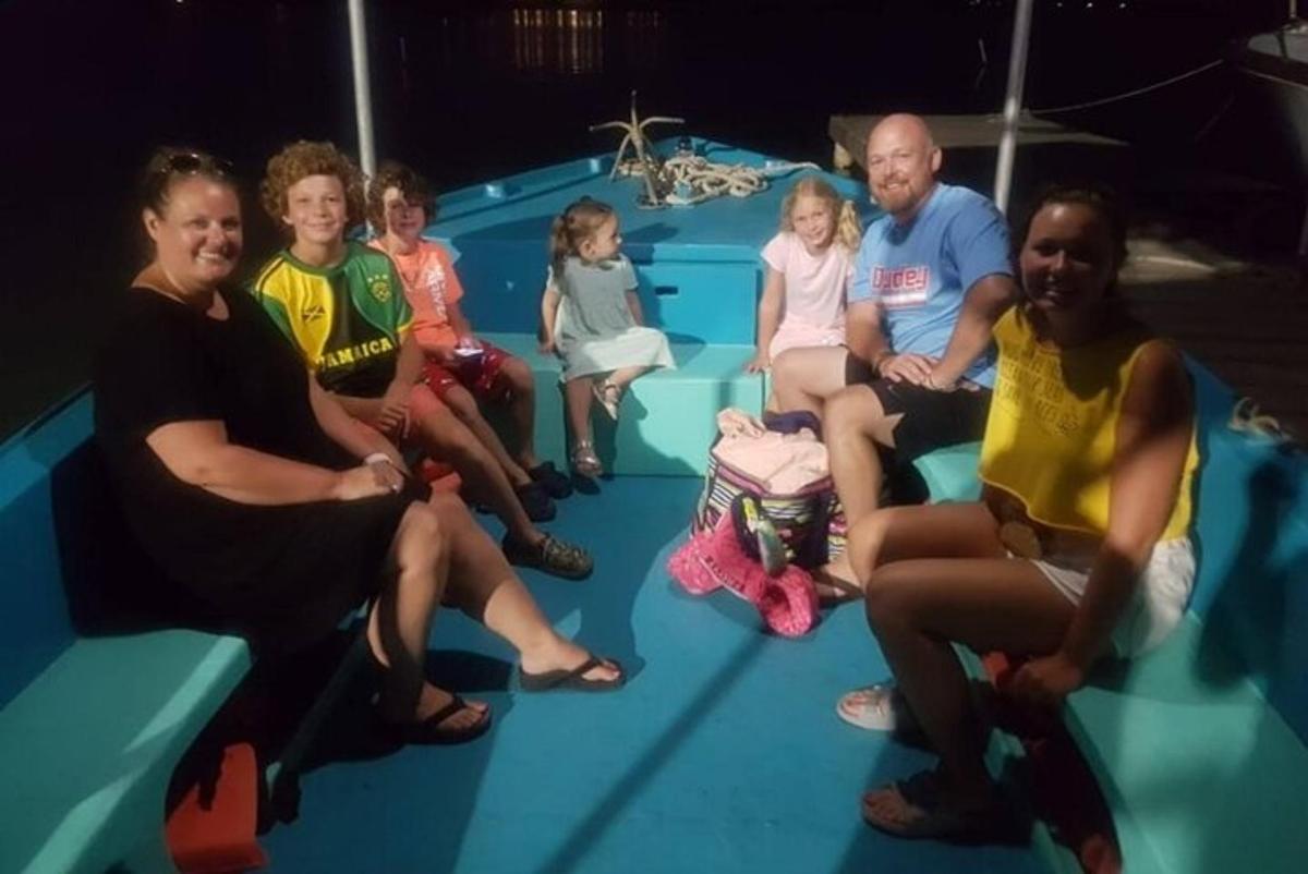 un gruppo di persone sedute su una barca