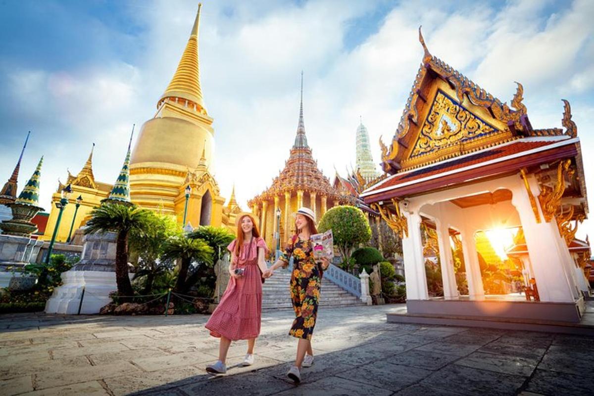 hai người phụ nữ đang đứng trước một ngôi đền