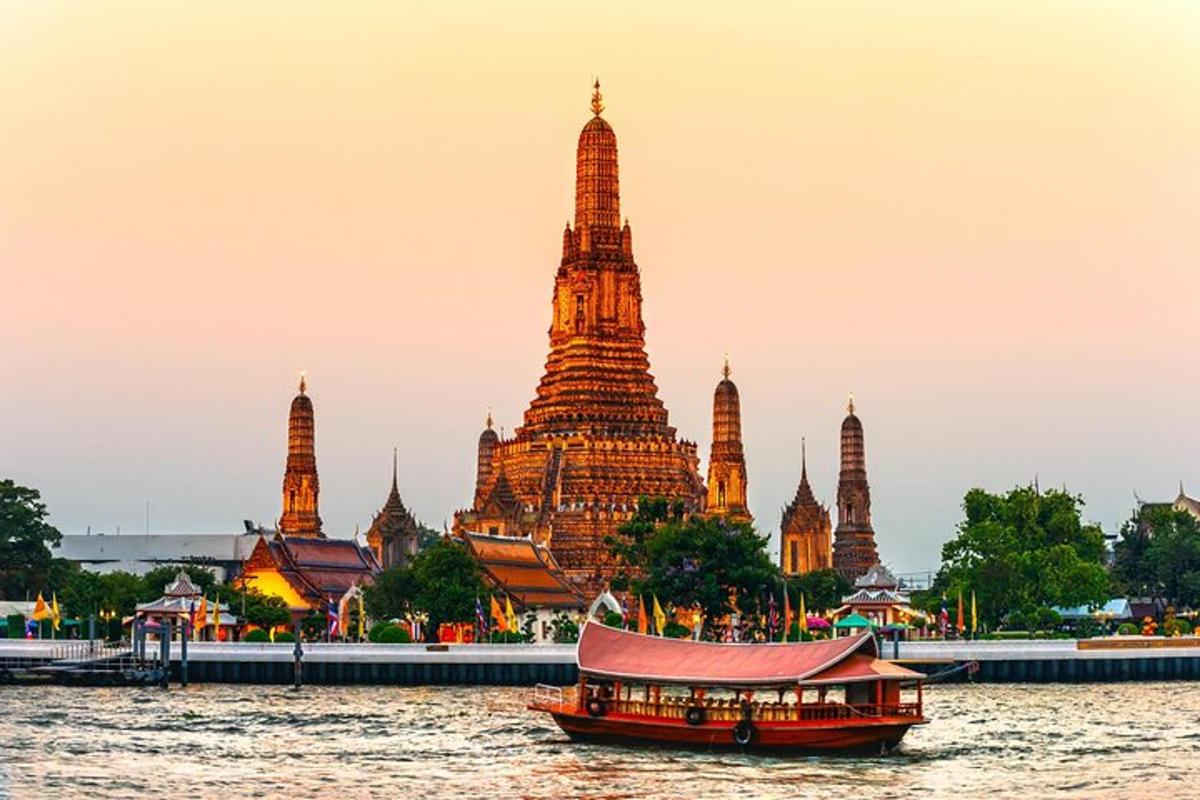một chiếc thuyền trên mặt nước trước một tòa nhà