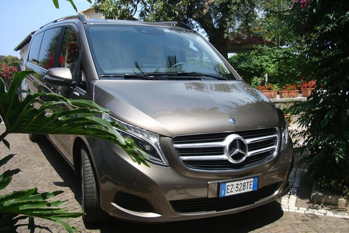 egy ezüst Mercedes furgon parkolt a kocsifelhajtón