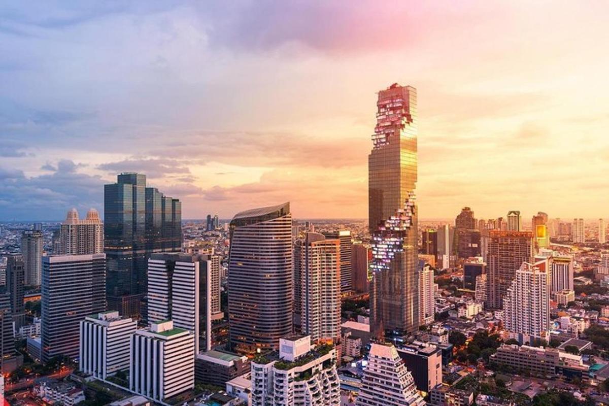 đường chân trời của thành phố với một tòa nhà chọc trời cao