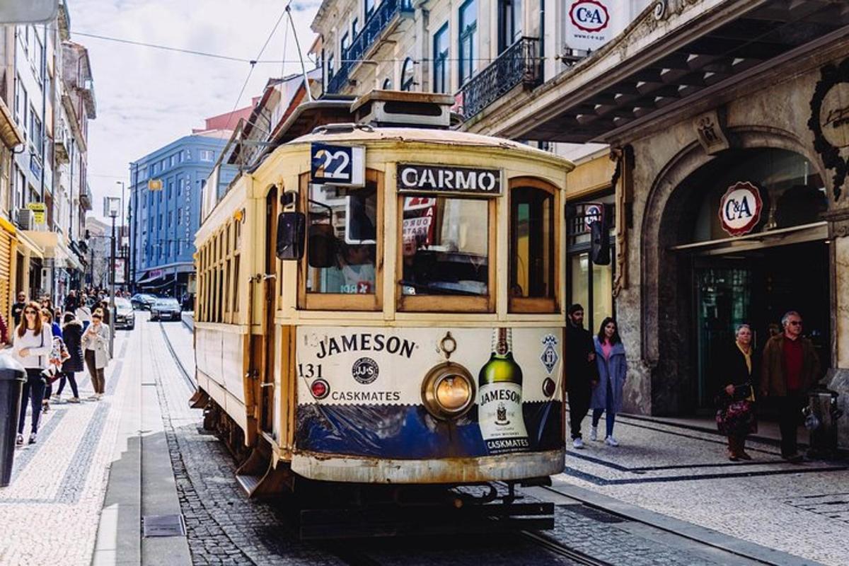 tramvaj na ulici ve městě