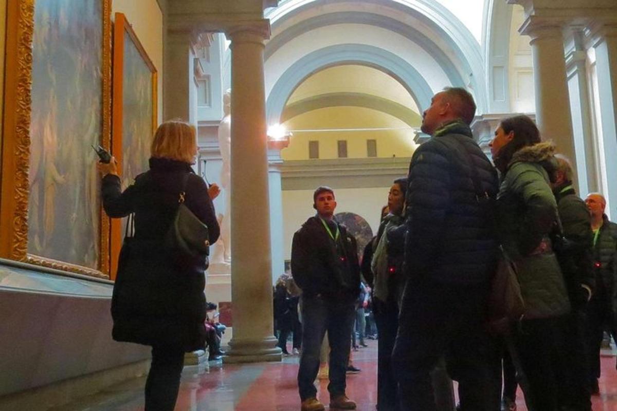 grupa ludzi oglądająca obraz w muzeum