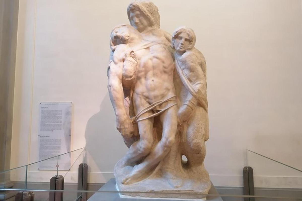 posąg dwóch mężczyzn wystawiony w muzeum