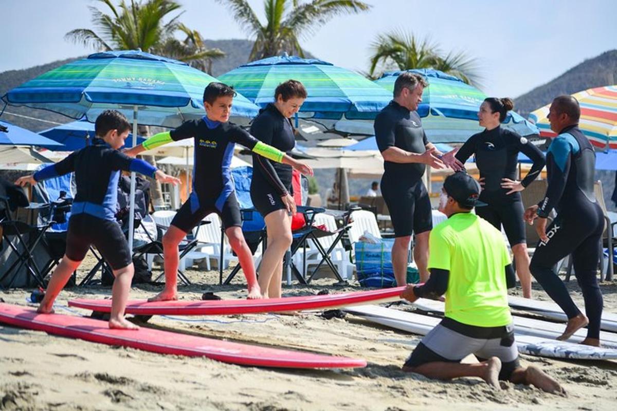 en gruppe mennesker som står på surfebrett på stranden