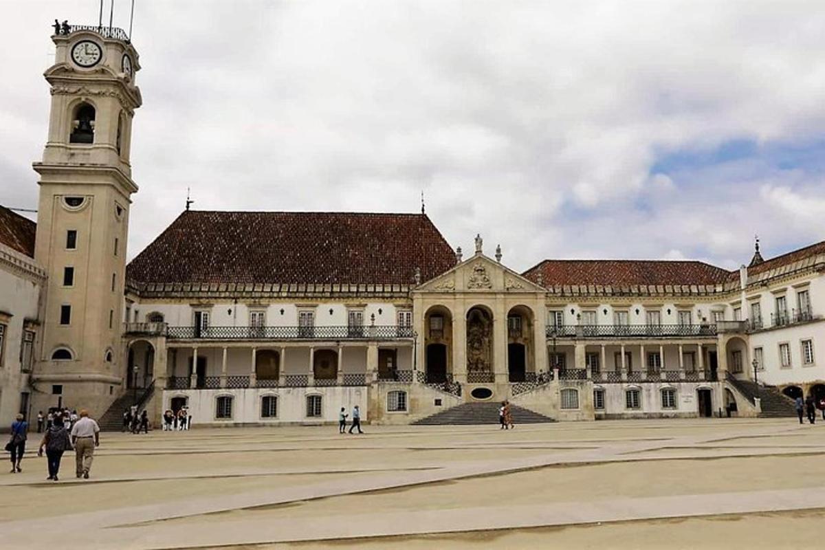un grande edificio con una torre dell'orologio di fronte