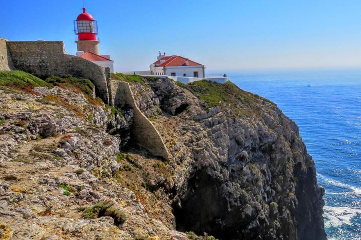un faro su una scogliera vicino all'oceano