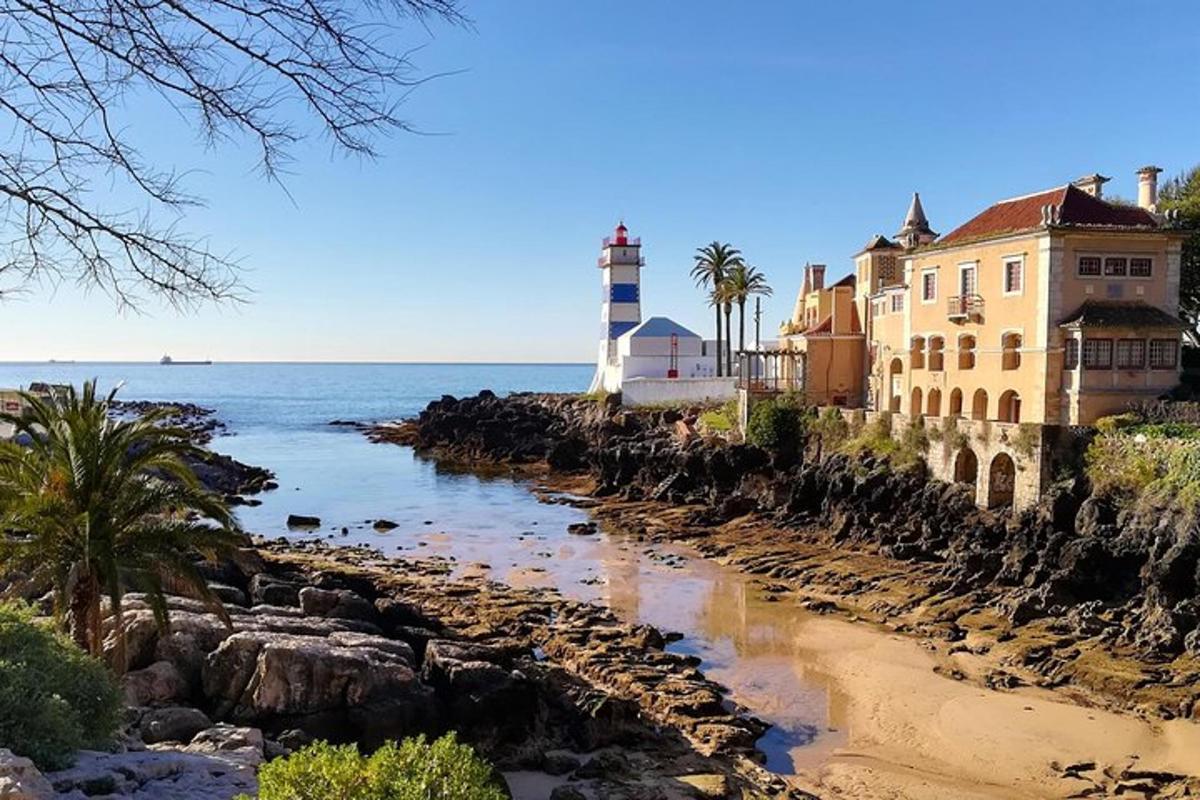 un faro sulla riva di una spiaggia con edifici