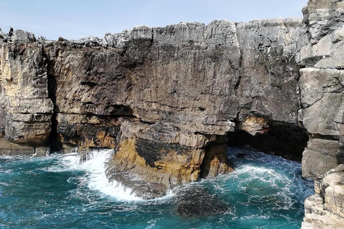 una grotta nel fianco di una scogliera rocciosa