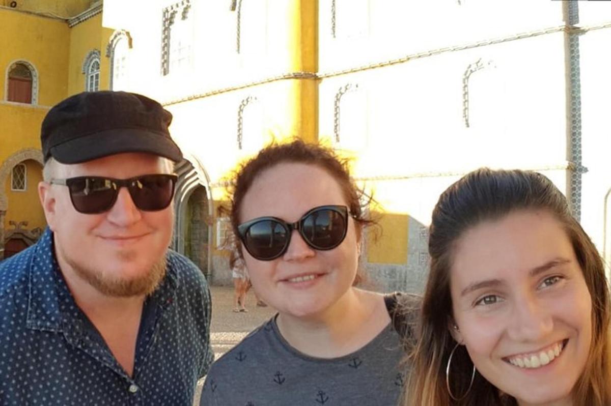 un gruppo di tre persone che posano per una foto
