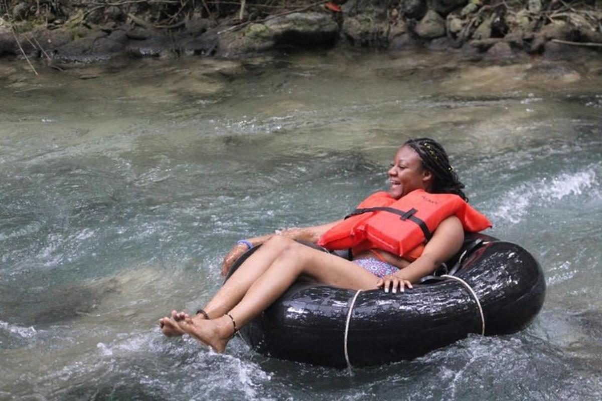 una mujer sentada en una balsa en un río