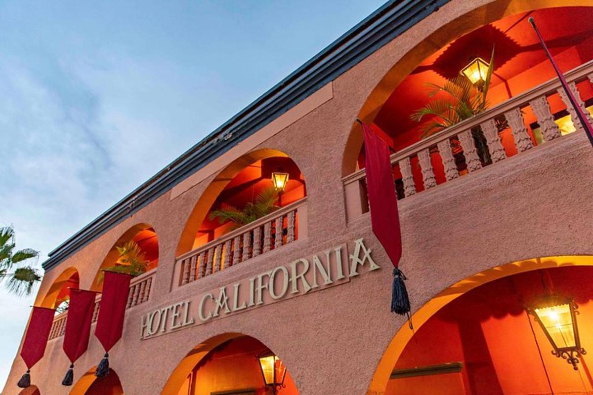 un edificio con un cartello che recita "California selvaggia"