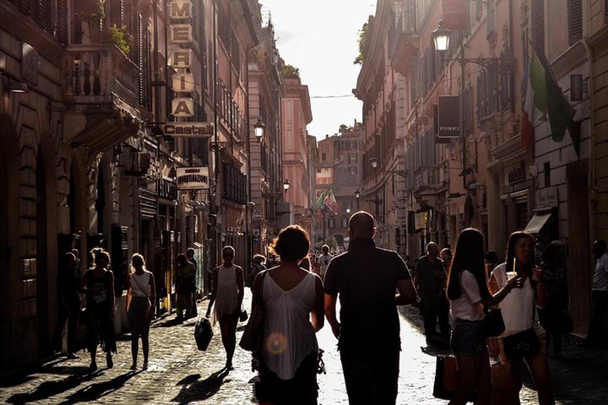 un grupo de personas caminando por una calle