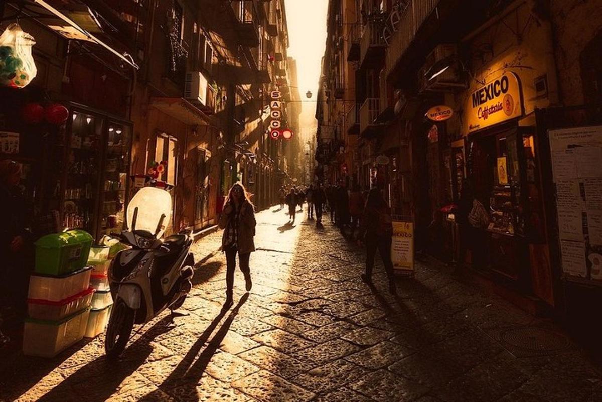 una persona caminando por una calle con una motocicleta