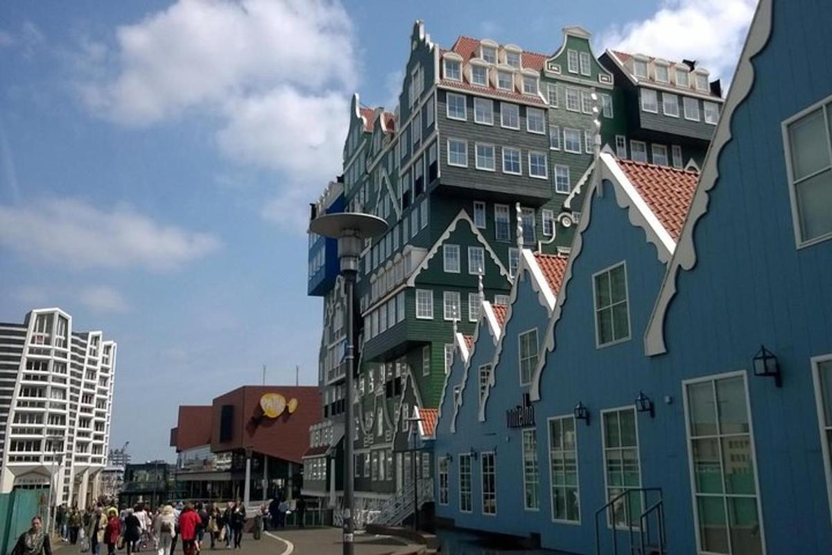 un edificio con un orologio sul lato di una strada