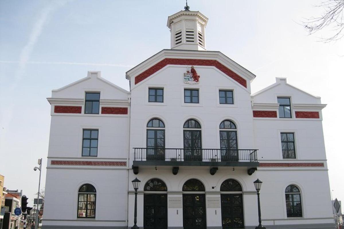 un edificio bianco con una torre in cima