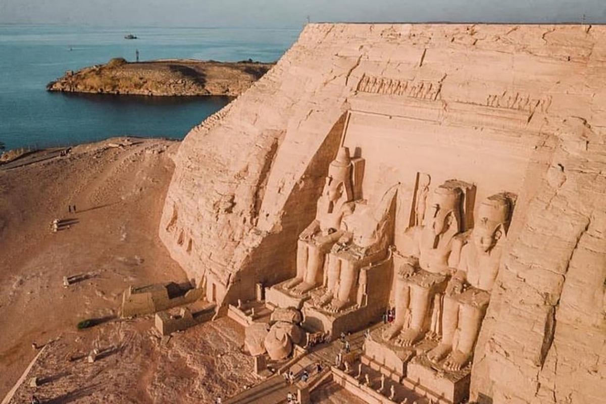 uma vista aérea de um antigo templo em um penhasco