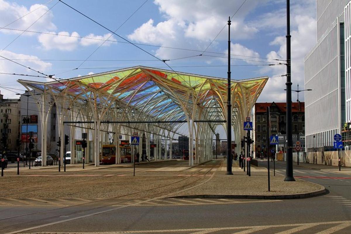 un grande edificio con una tenda da sole su una strada cittadina