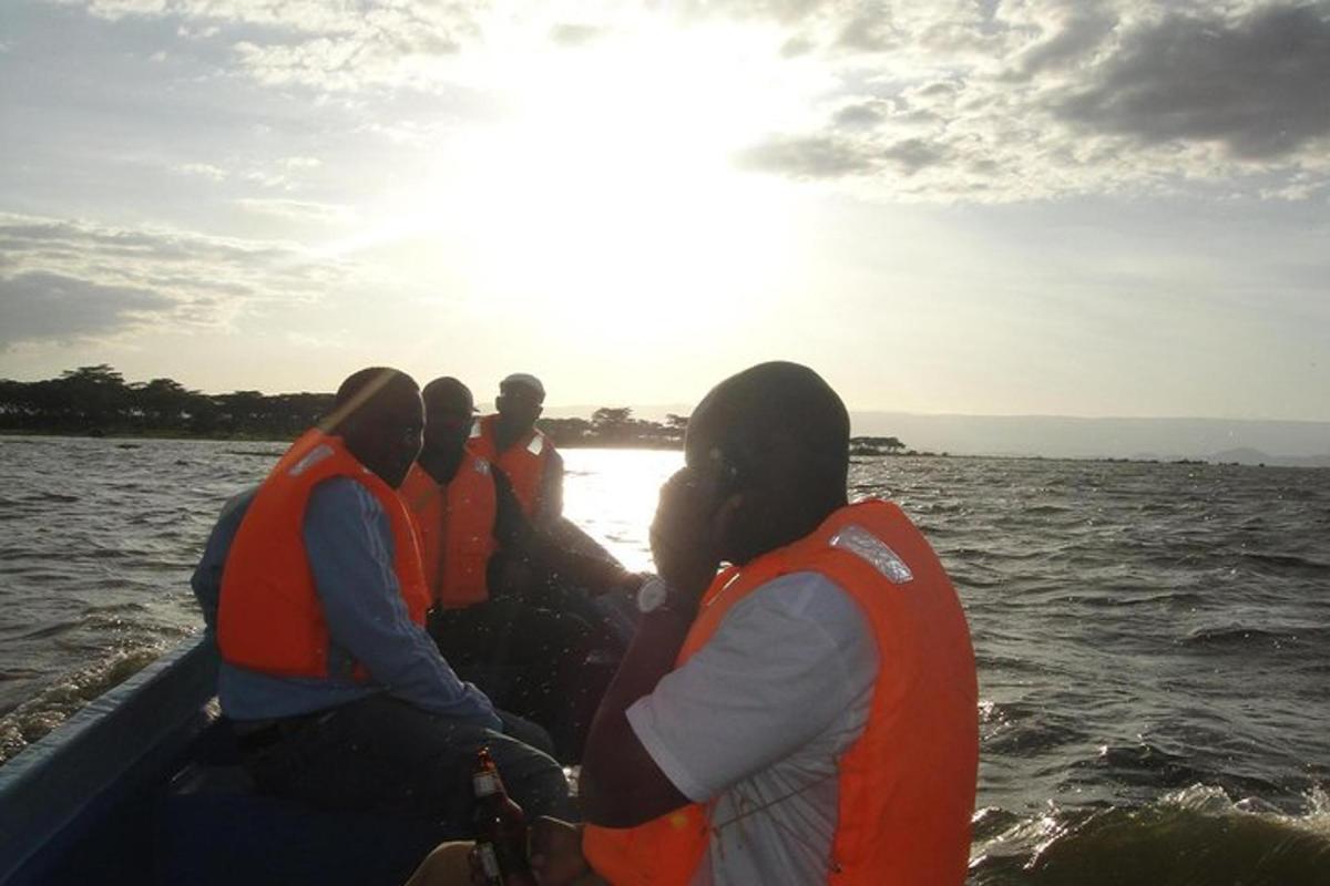 eine Gruppe von Menschen in einem Boot im Wasser