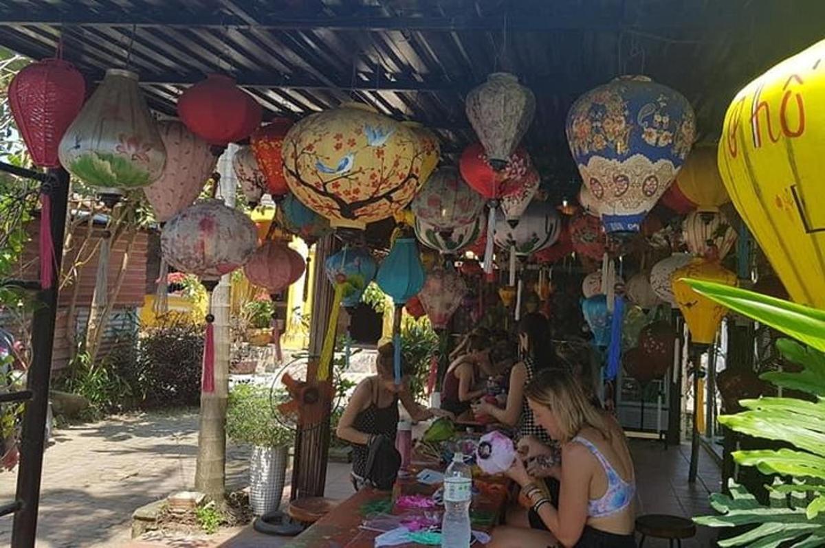 egy csoport ember ül egy asztalnál lámpásokkal