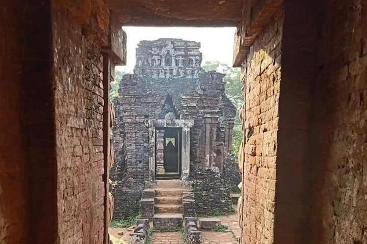 una vista di un edificio attraverso una porta