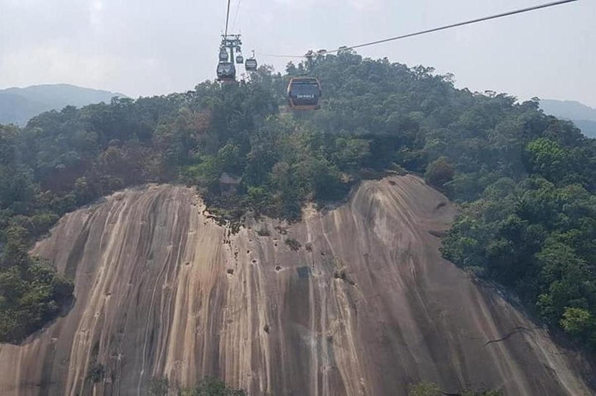 Gondola letí nad prašnou cestou