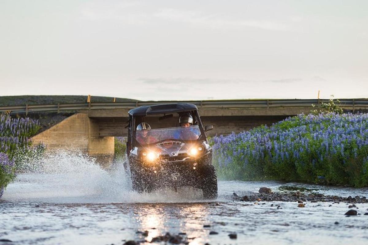 Un jeep circulando por el agua con las luces encendidas