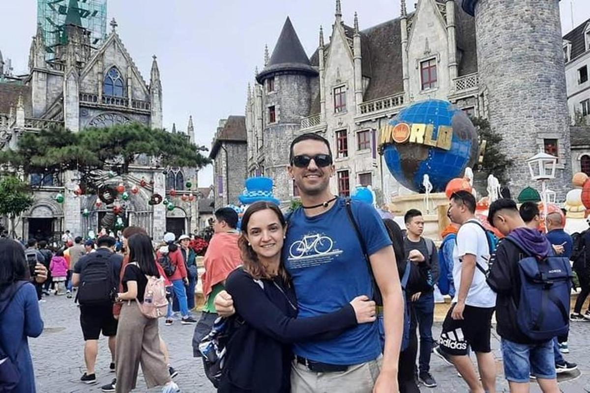 muž a žena stojící před davem lidí