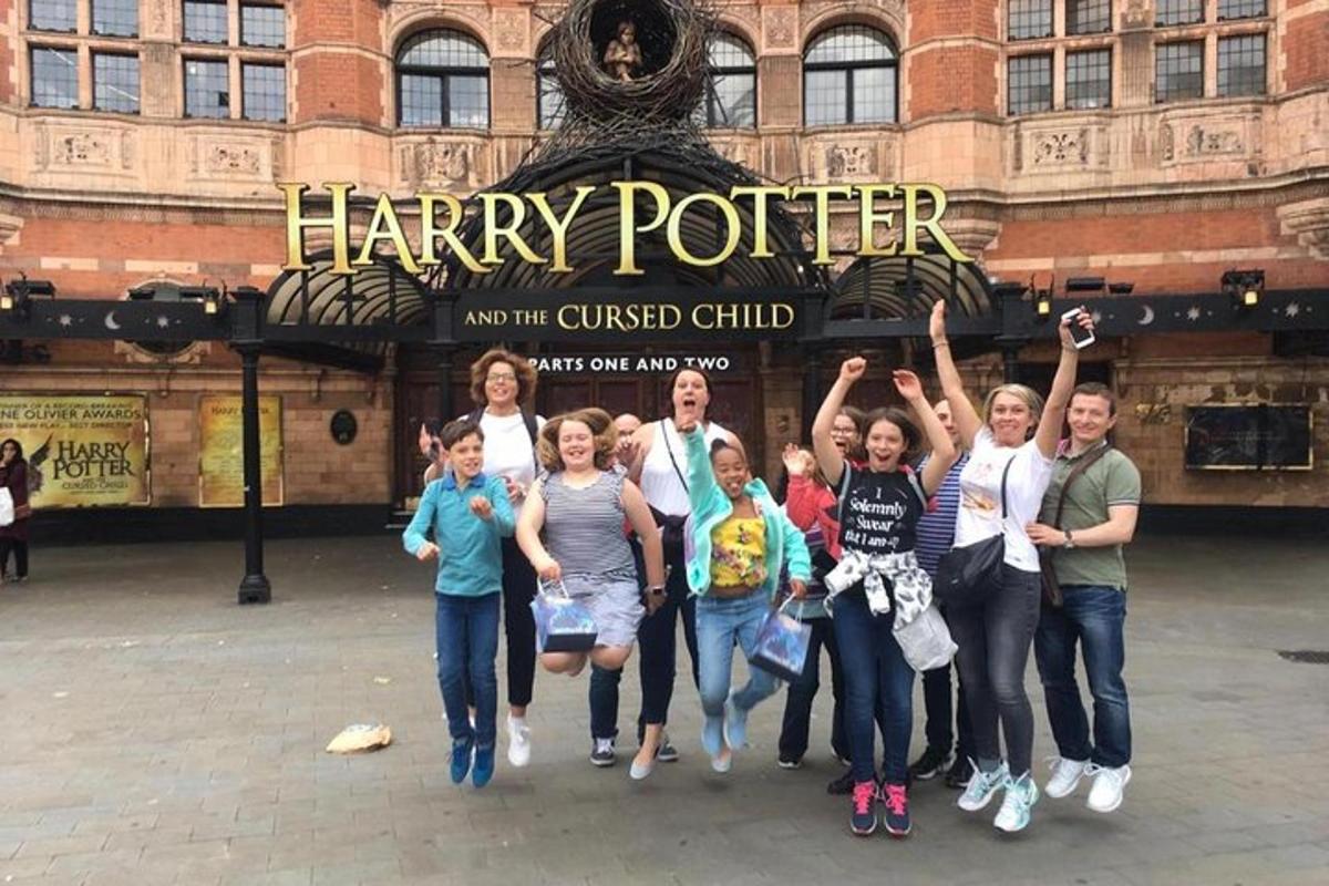 grupp inimesi seisab Harry Potteri ees ja segaduses
