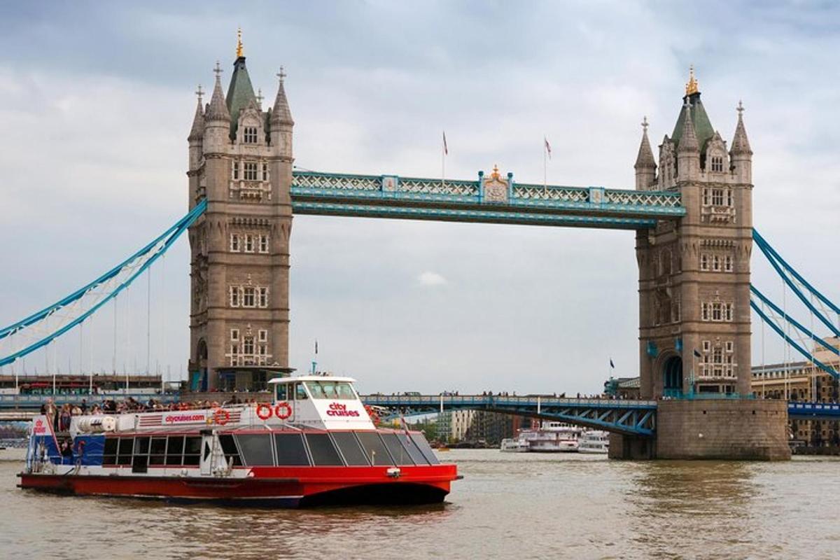 paat Tower Bridge'i ees