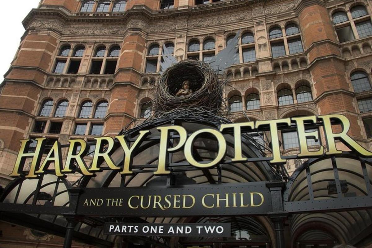 Harry Potteri ja neetud lapse silt hoone ees