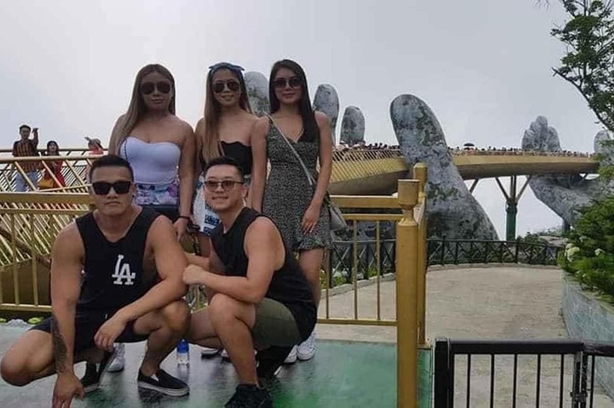 un groupe de personnes posant pour une photo dans un parc à thème