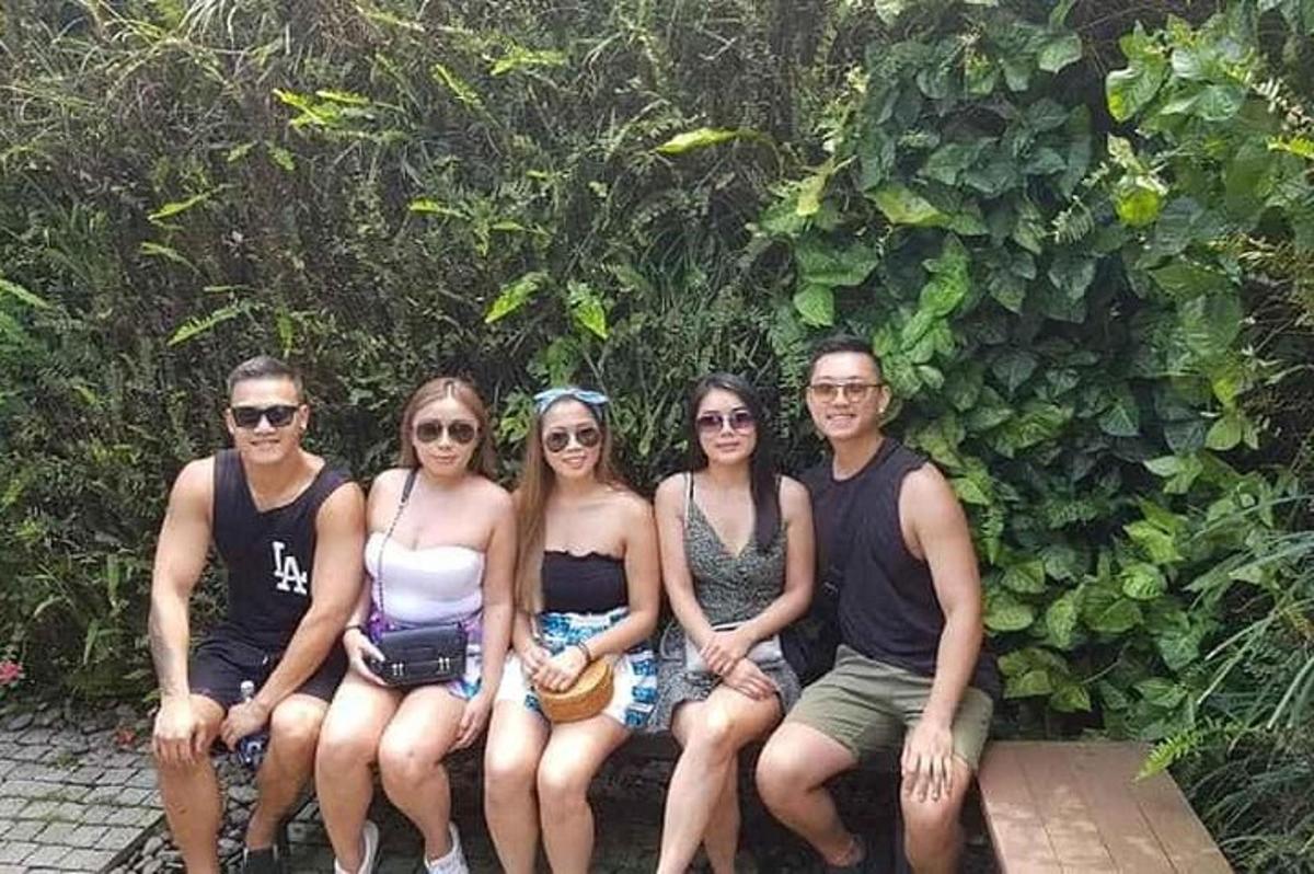 un grup de persones assegudes en un banc
