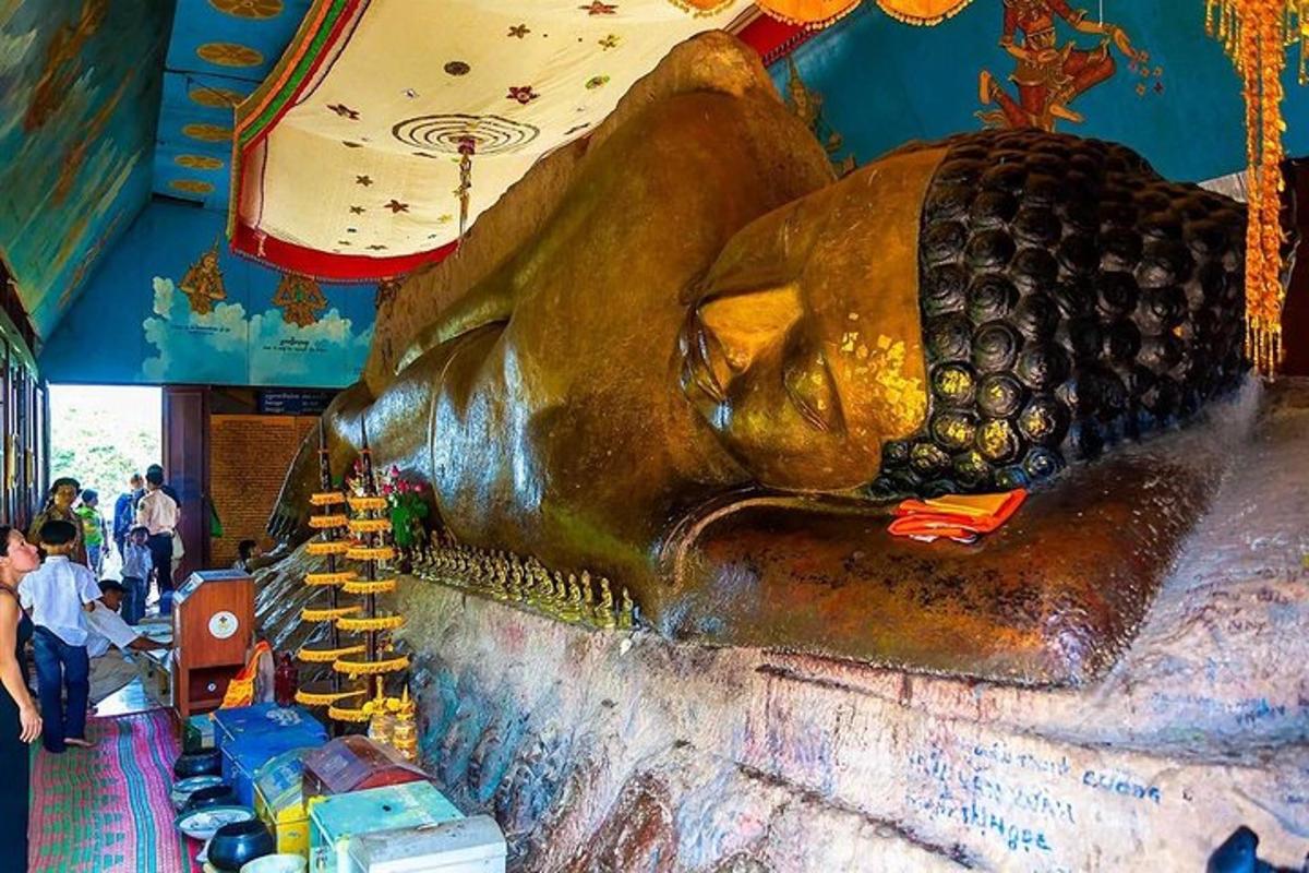 una gran estàtua d'un peix en un restaurant