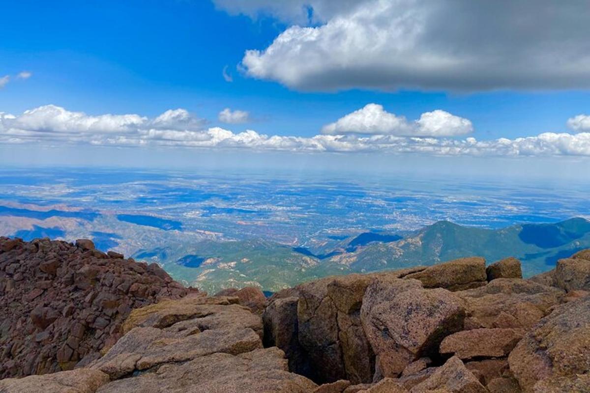 o priveliște din vârful unui munte stâncos