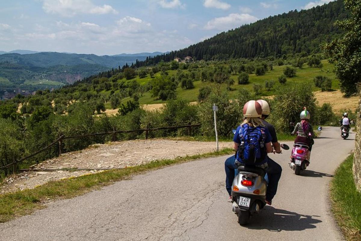 skupina lidí jedoucích na motorkách po silnici