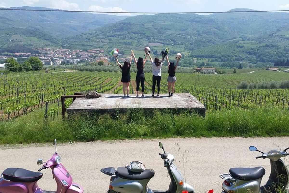 skupina lidí stojících na skále s rukama ve vzduchu