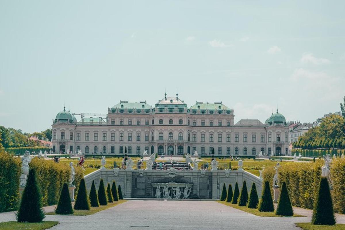 un grande edificio bianco con una fontana di fronte