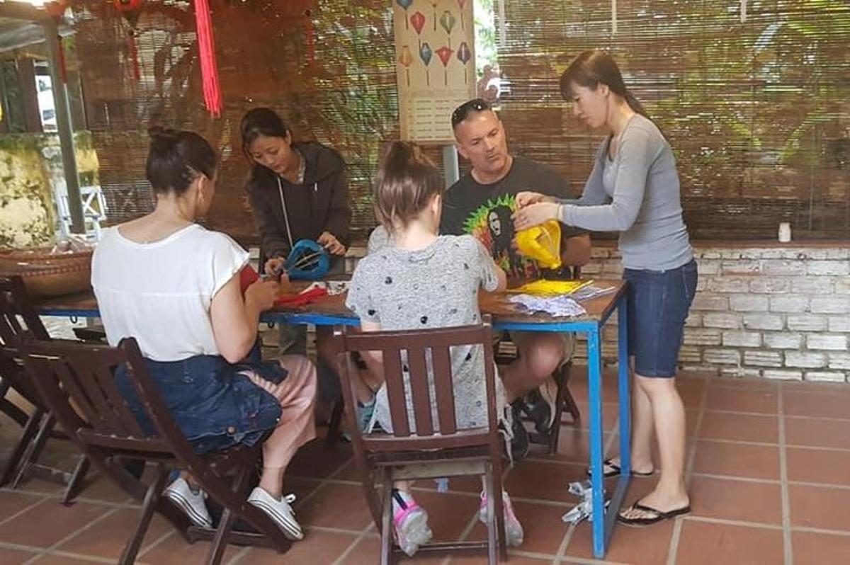 skupina lidí sedících kolem stolu