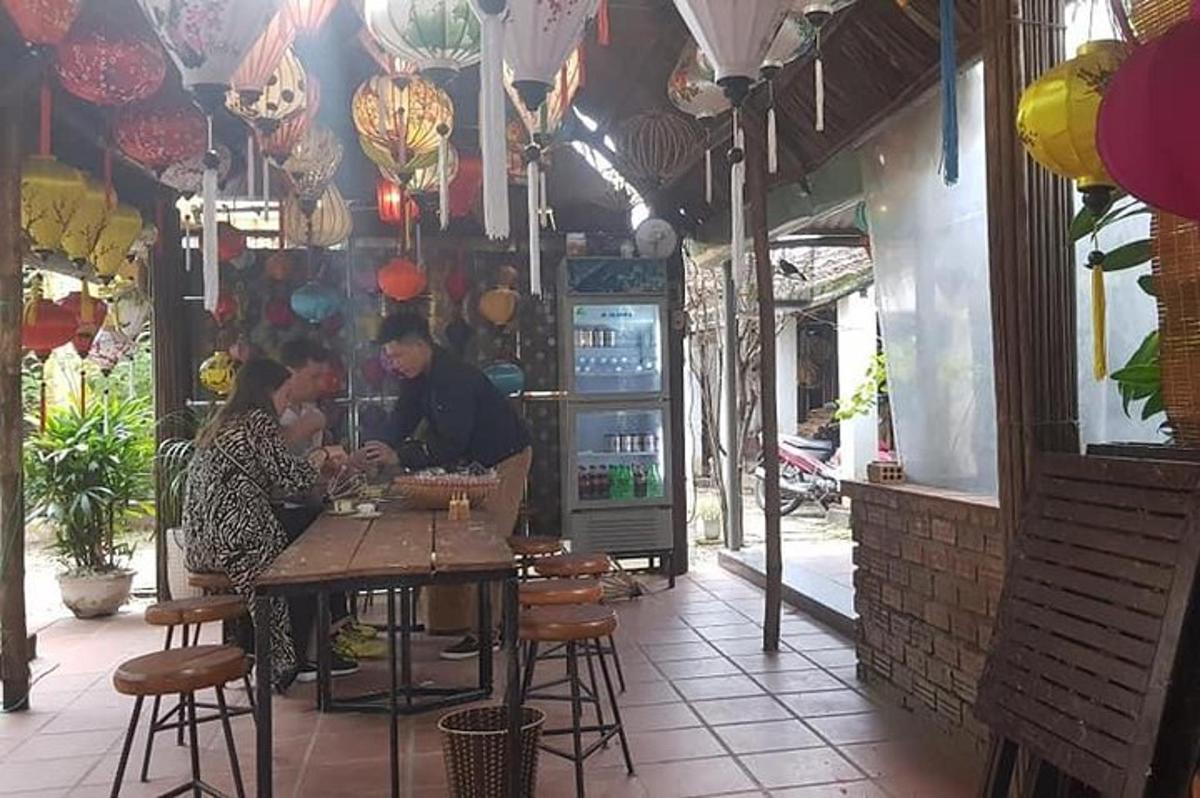 dva lidé sedící u stolu v restauraci